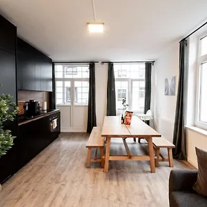 Apartment Gem For 12, Hamburg