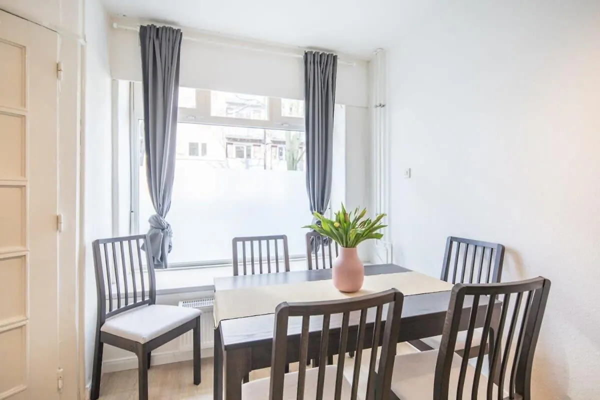Schickes Zwei Zimmer Apartment Kostenl Parkm Auf Der Strasse Hamburg